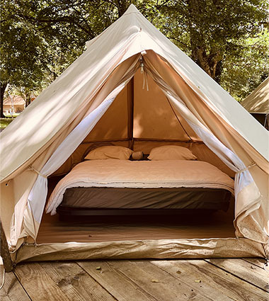 Doppelbett im Glamping Love-Zelt auf dem Campingplatz Les Terrasses du Viaur im Departement Tarn.